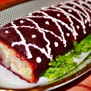  Новогодний рецепт: рулет «Селедка под шубой»