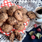 Шоколадное печенье с цукатами и изюмом