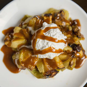 Печёные яблоки с корицей, мороженым и карамелью в форме цветка