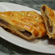 Штрудель из слоеного теста с шоколадом