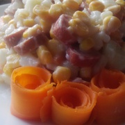 Праздничный салат с сосисками.