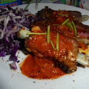 Запеченные свиные ребрышки с томатно-сливочным соусом и салатом из краснокочанной капусты с топинамбуром