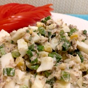 Рыбный салат на Новый Год с сардиной, зеленым луком, яйцом.