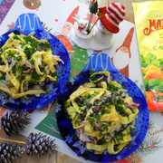 Фасолевый салат с яичным блином.