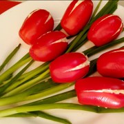 Закуска на Новый Год "Тюльпаны". Фаршированные помидоры с яйцом и сыром. 