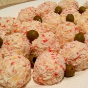 Рафаэлло из крабовых палочек, сыра, маслин