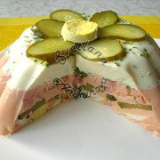 Двухцветное заливное с ветчиной и маринованными огурцами