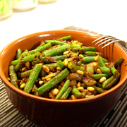 Стручковая фасоль с кедровыми орехами
