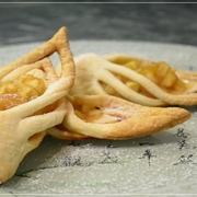 Слойки с яблоками и корицей из слоеного теста