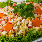 Легкий и вкусный салат с крабовыми палочками на Новогодний праздничный стол 2018