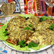 Куриные грудки в чесночном маринаде под сырно - грибной шубкой