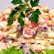 Крабовый салат с фасолью и сухариками