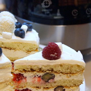 Торт Молочная девочка со свежими ягодами и йогуртовым кремом.