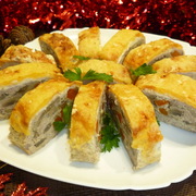 Мясной рулет с грибами и сыром