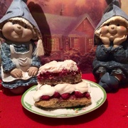 Манно-ореховый пирог под малиново-белковым облачком "Мила"