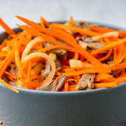 Салат-закуска из сердечек с морковью по-корейски.