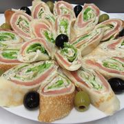 Новогодняя закуска "Рулетики с красной рыбкой"