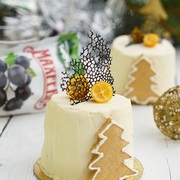 Пирожное шоколадно-фисташковое со смородиновым джемом.