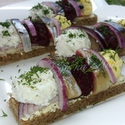 Закуска с селедкой и цветными шариками