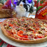 Пицца с колбасой