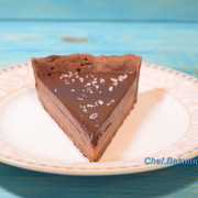 Шоколадный тарт с солёной карамелью и миндалём.