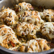 Курица с бальзамическим соусом, помидорами, базиликом и моцареллой