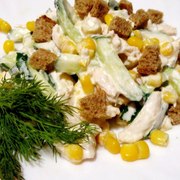 Салат на Новый Год с курицей, кукурузой, огурцами, сухариками