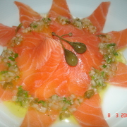 Карпаччо из лосося с соусом из каперсов
