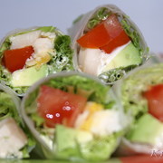 Салат-закуска с рыбой в рисовой бумаге