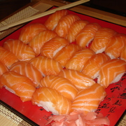 Суши с лососем (нигири)