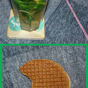 Имбирный чай с карамельной вафлей