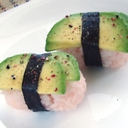 Нигири-суши с авокадо и перцем