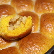 Тыквенные булочки с яблоками в карамельной заливке