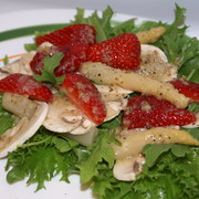 Салат  с грибами, спаржей и клубникой