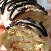 Рулет бисквитный с кремом и вишнёвым джемом