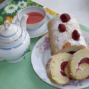 Бисквитный рулет с клубникой