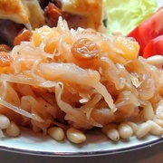 Капуста тушёная с изюмом, яблоками и мускатом.