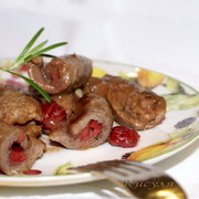 Мясные рулетики с  вишней, бальзамом и корицей