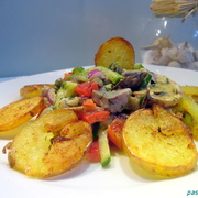 Пестрый селедочный салат с сырыми шампиньонами