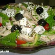 Греческий островной салат с курицей и авокадо