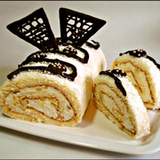 Бисквитный рулет с кокосовым кремом и кусочками ананаса "Нежность".