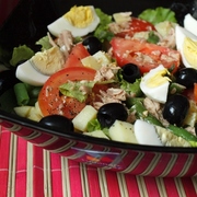 Салат с тунцом и овощами.