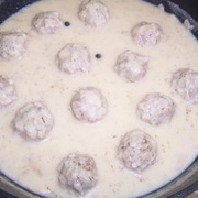 Фрикадельки тушённые в сливочно-сырно-грибной подливе