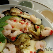 Легкий салат с цукини, креветками и моцареллой