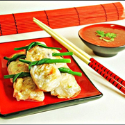 Вьетнамские рулеты из рисовой бумаги с соусом нуок чам.