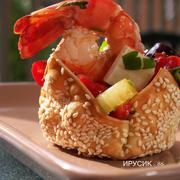 Закуска  №1  креветки маринованные.Закуска№2 с лососем и огурцом! Дуэль.