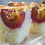 Пирог со сливами и орехами
