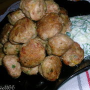 Куриные фрикадельки с лимонной ноткой и огуречно-йогуртовым соусом