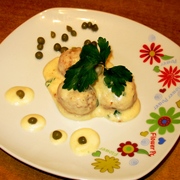 Куриные фрикадельки с сыром под сливочным соусом