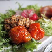 Салат с ореховым соусом, томлеными помидорками и беконом